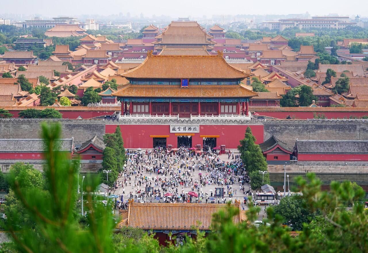 上海爷叔现身被大量股民围观