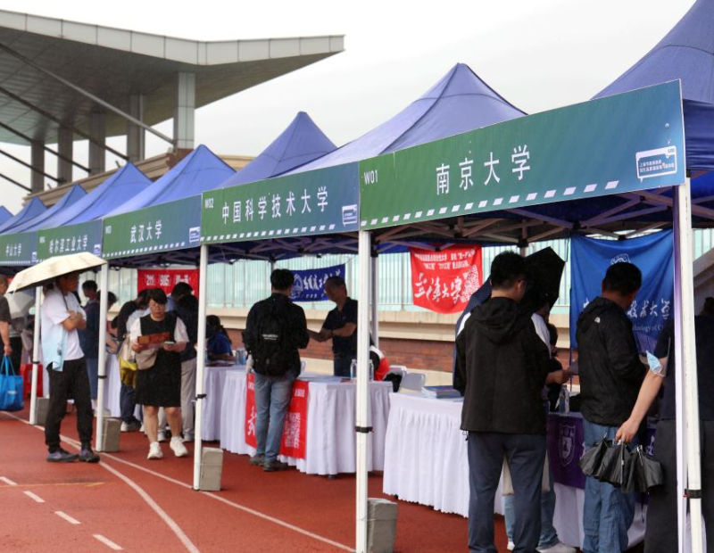 上海爷叔现身被大量股民围观