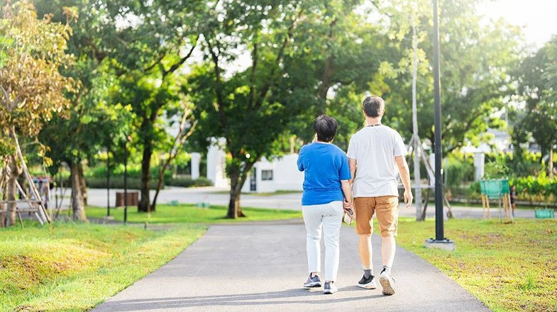上海爷叔现身被大量股民围观