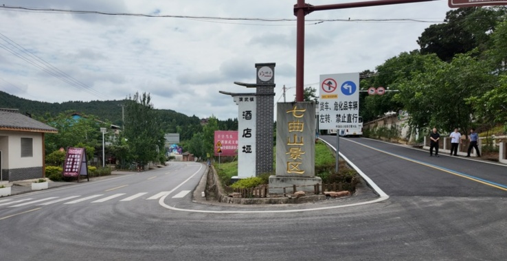 女童被压车底路人秒抬车救人